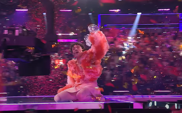 Fituesi i Eurovision thyen trofeun, momenti viral