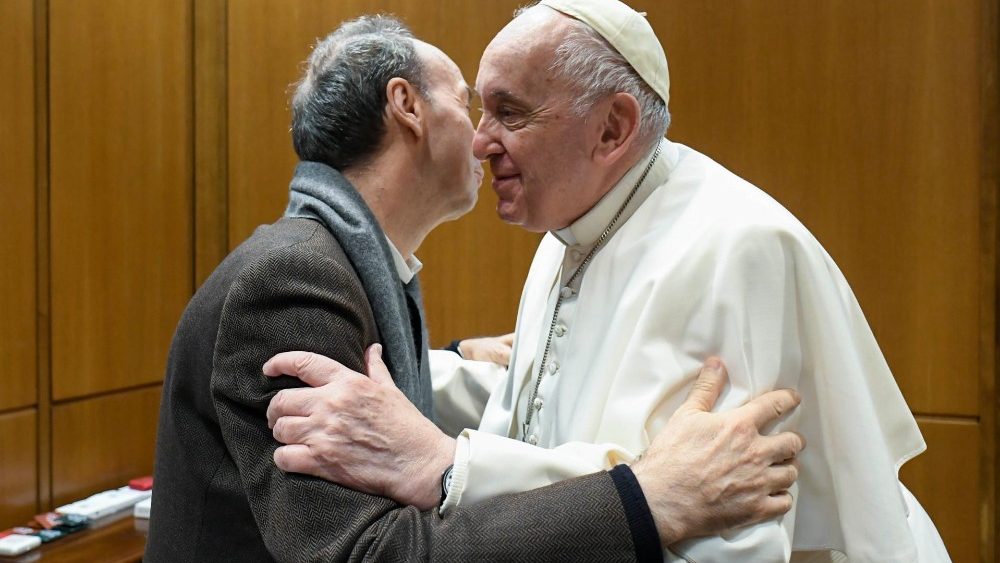 Itali, Papa Françesku kremton Ditën Botërore të Fëmijëve! Aktori Roberto Benigni ‘thyen rregullat’ puth Atin e Shenjtë!