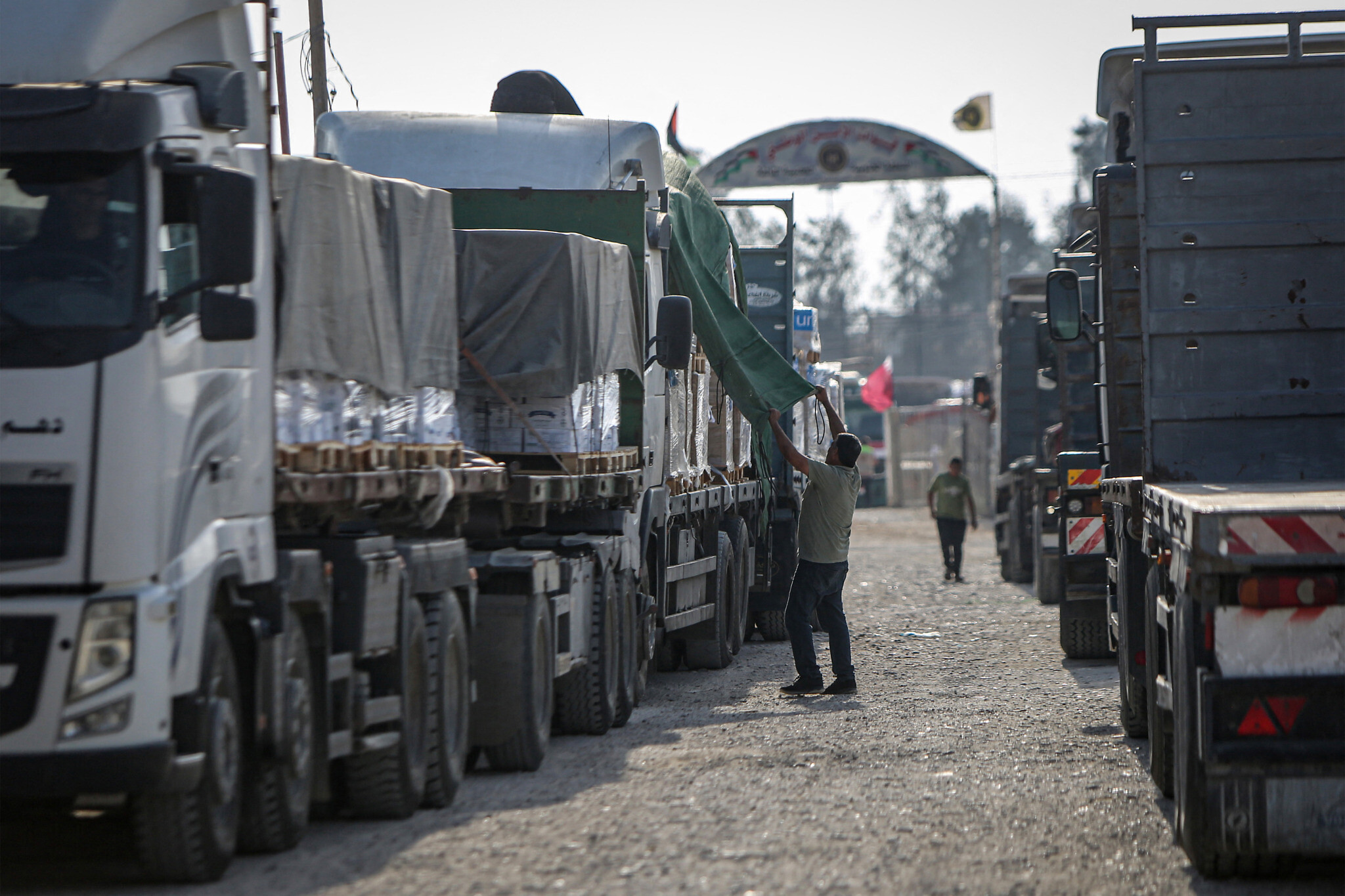 Kamionët me ndihma nisin të hyjnë në Gazë!
