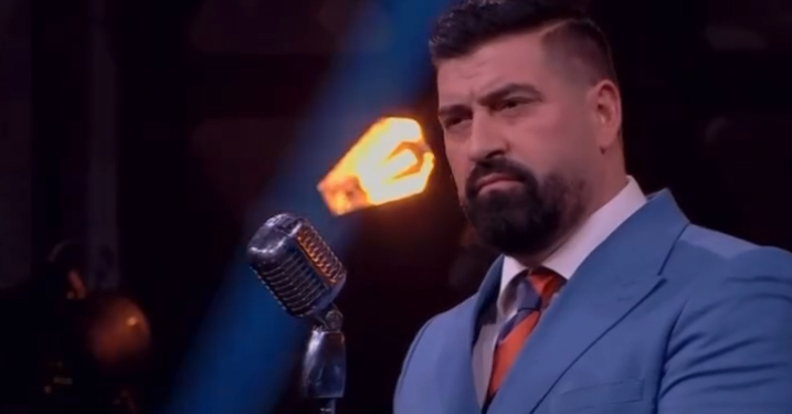 Këngëtari i njohur shqiptar rrëzohet në skenë, dalin pamjet