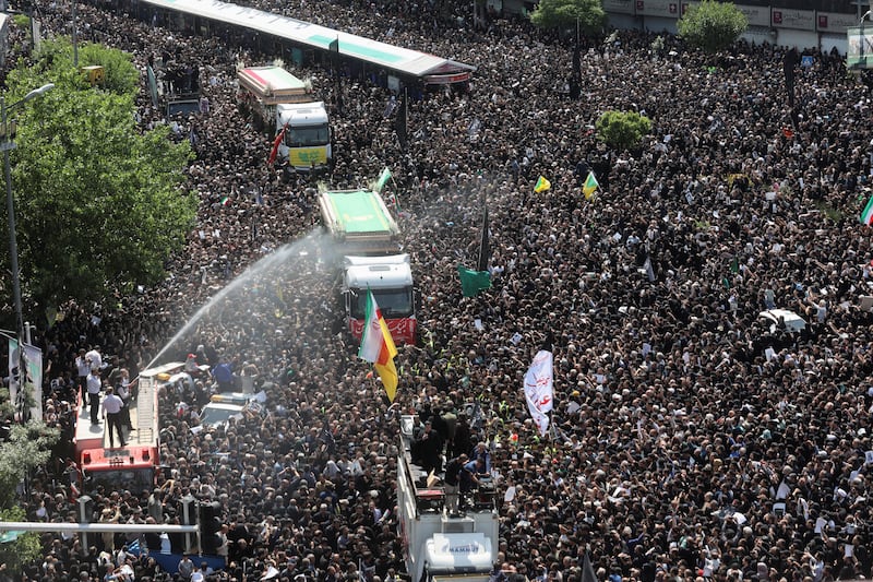 Mbahet funerali i ish-presidentit të Iranit dhe drejtuesve të tjerë të lartë të vendit, mijëra pjesëmarrës ndoqën kortezhin për nder të viktimave!