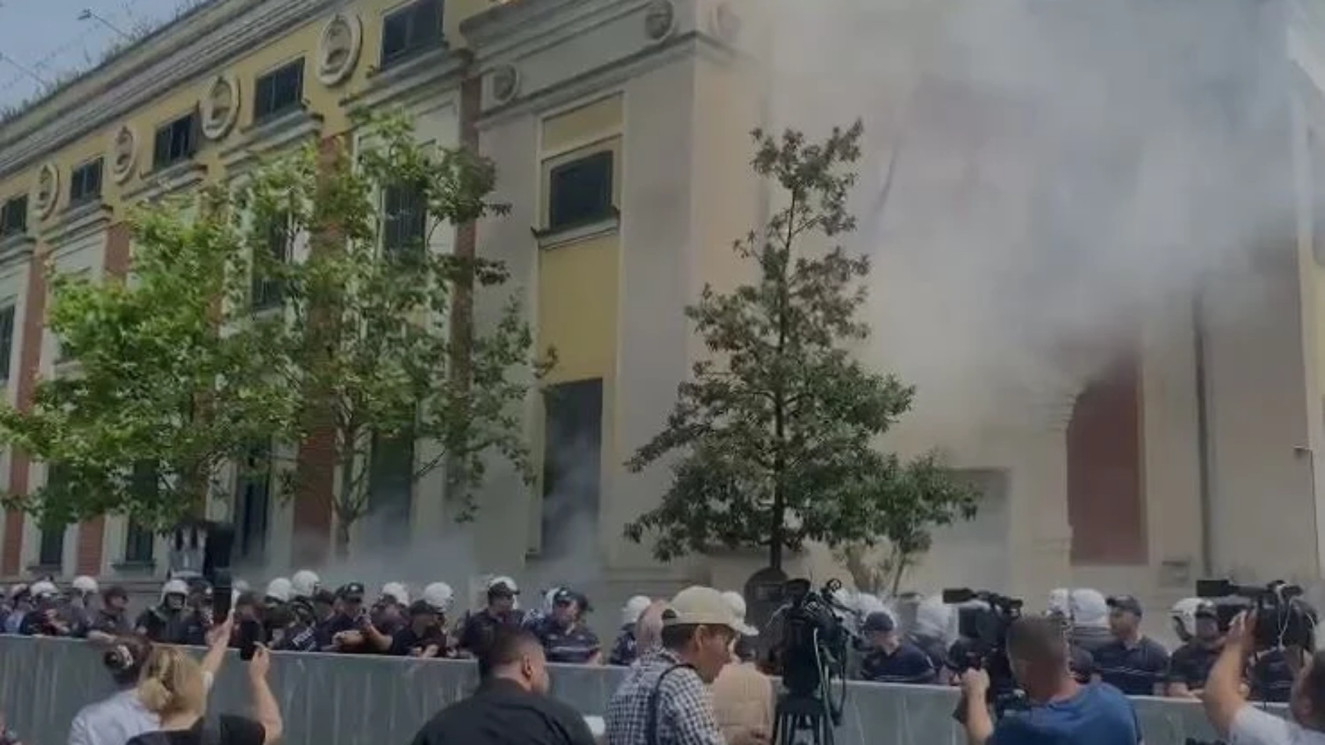 Molotov, vezë dhe sherr mes protestuesve, përfundon protesta e opozitës para bashkisë Tiranë!