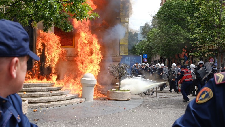 Molotovi rrezikoi jetën e gazetarëve dhe operatorëve në protestë, reagon AMA: Autoritetet të marrin masa të menjëhershme!