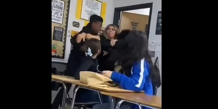 Momenti shokues kur mësuesja e gjimnazit dhunohet nga nxënësi i saj