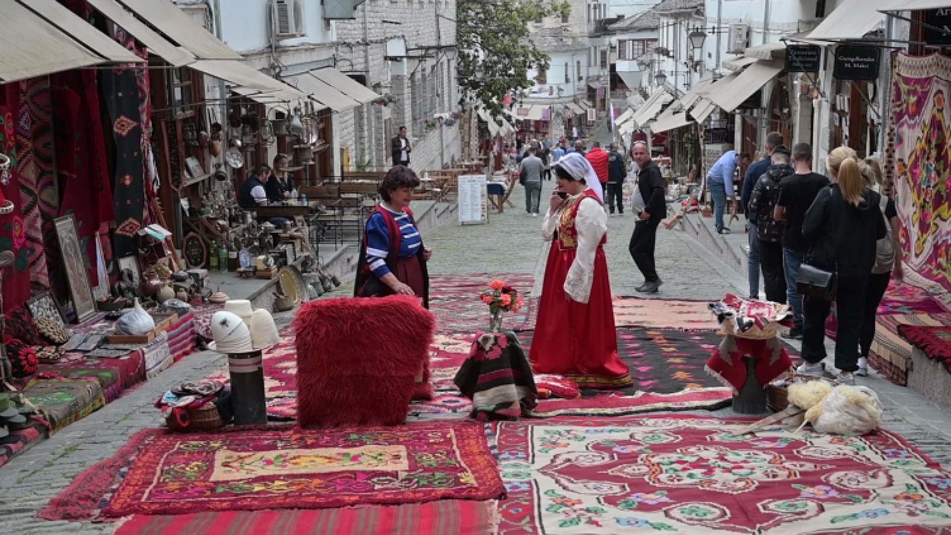 Organizohet “Qilim Fest” në Gjirokastër, kalldrëmet mbulohen me qilima…