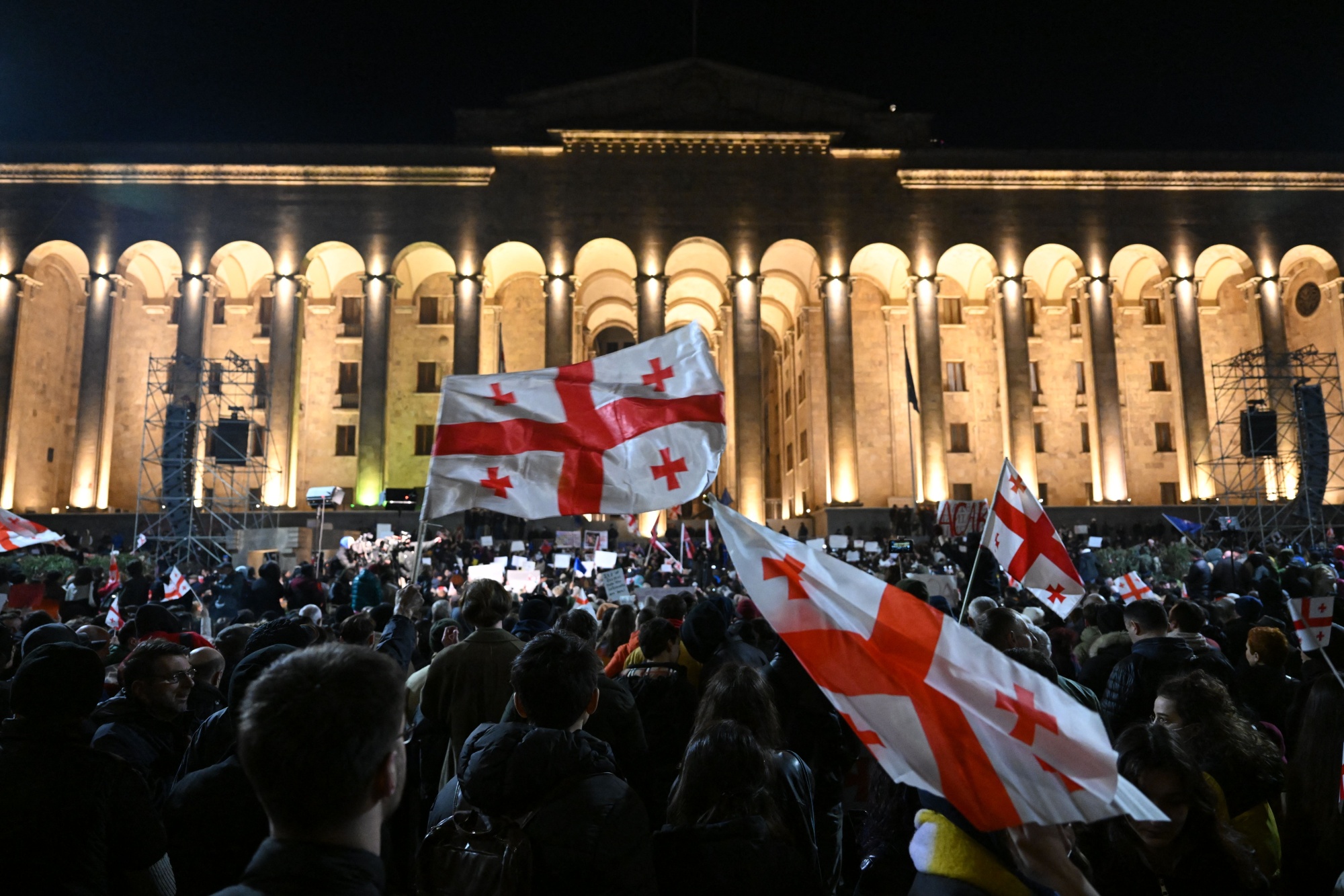 Parlamenti i Gjeorgjisë një hap më afër rrëzimit të vetos ndaj ligjit për “agjentë të huaj”!