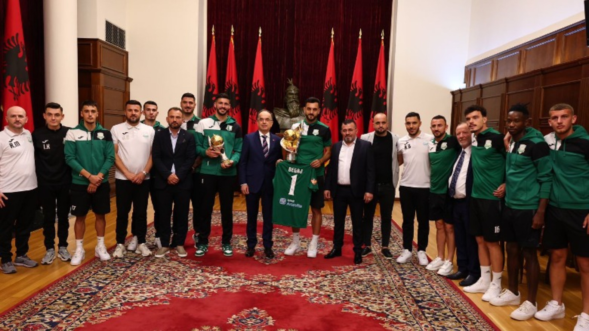 Presidenti Begaj pret futbollistët e Egnatias: Fitore e merituar!