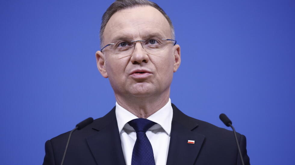 Presidenti Duda kritikohet ashpër për krahasimin e vdekjes së Raisit me Kaczynskin!