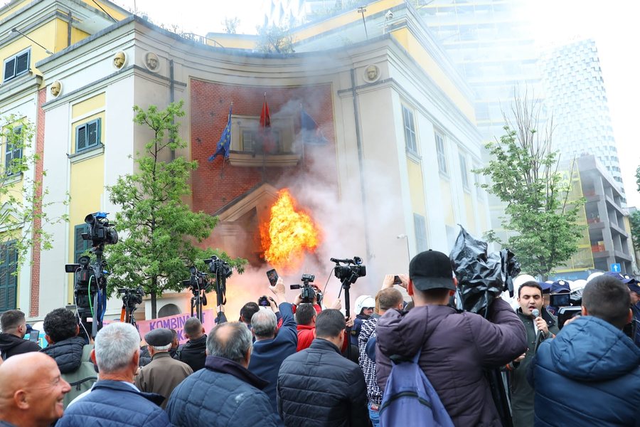 Protesta e dhunshme para bashkisë së Tiranës, procedohen disa persona!