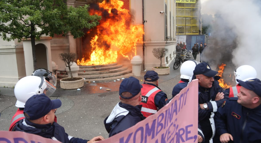 Rithemelimi merr lejen për protestën nesër para bashkisë, policia thirrje organizatorëve: Distancohuni nga dhuna!