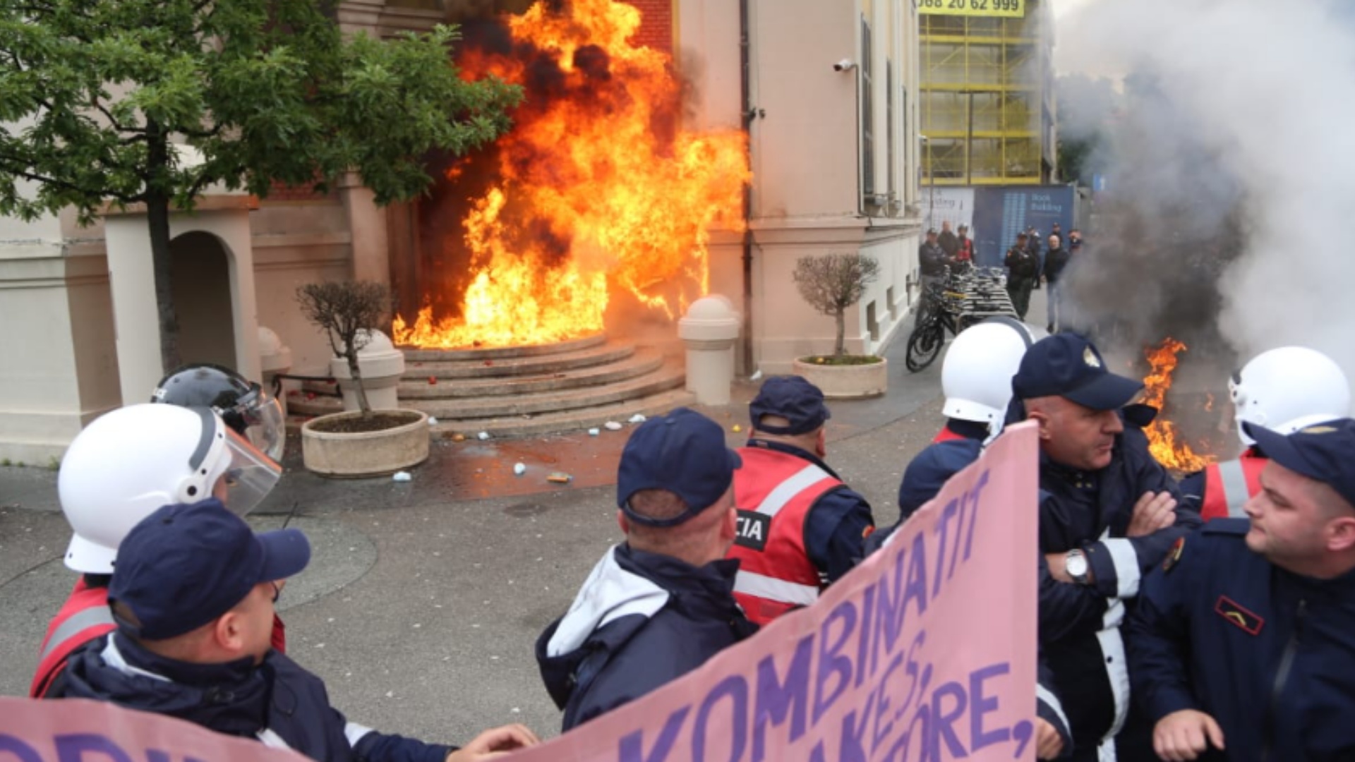 Sërish protestë para Bashkisë, Policia publikon masat: Si devijohet qarkullimi?