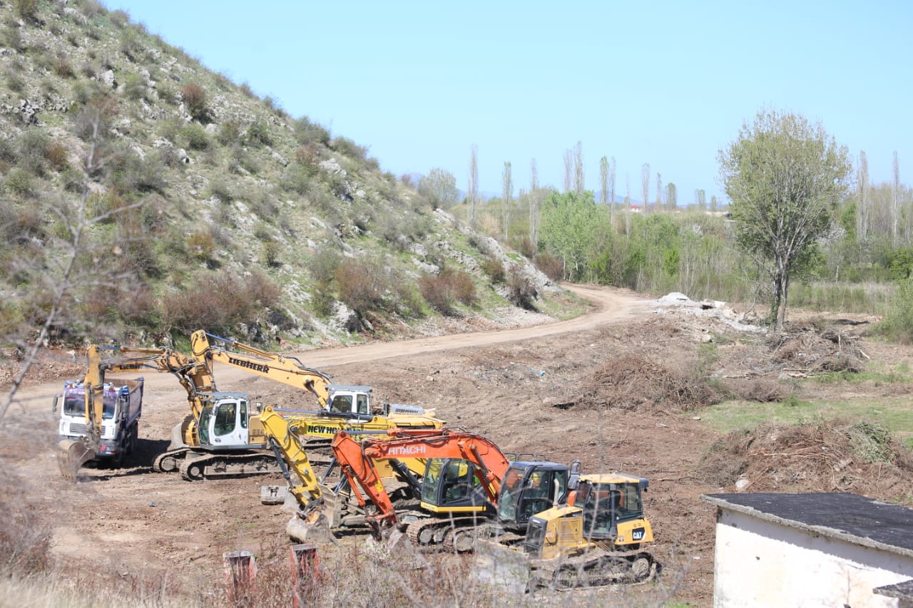 Shtyhet hapja e qendrave të migrantëve në Shqipëri, drejtori i portit të Shëngjinit: Po vazhdon ndërtimi…!