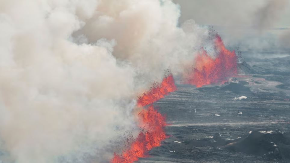 Vullkani në Islandë vazhdon të lëshojë lavë dhe tym!