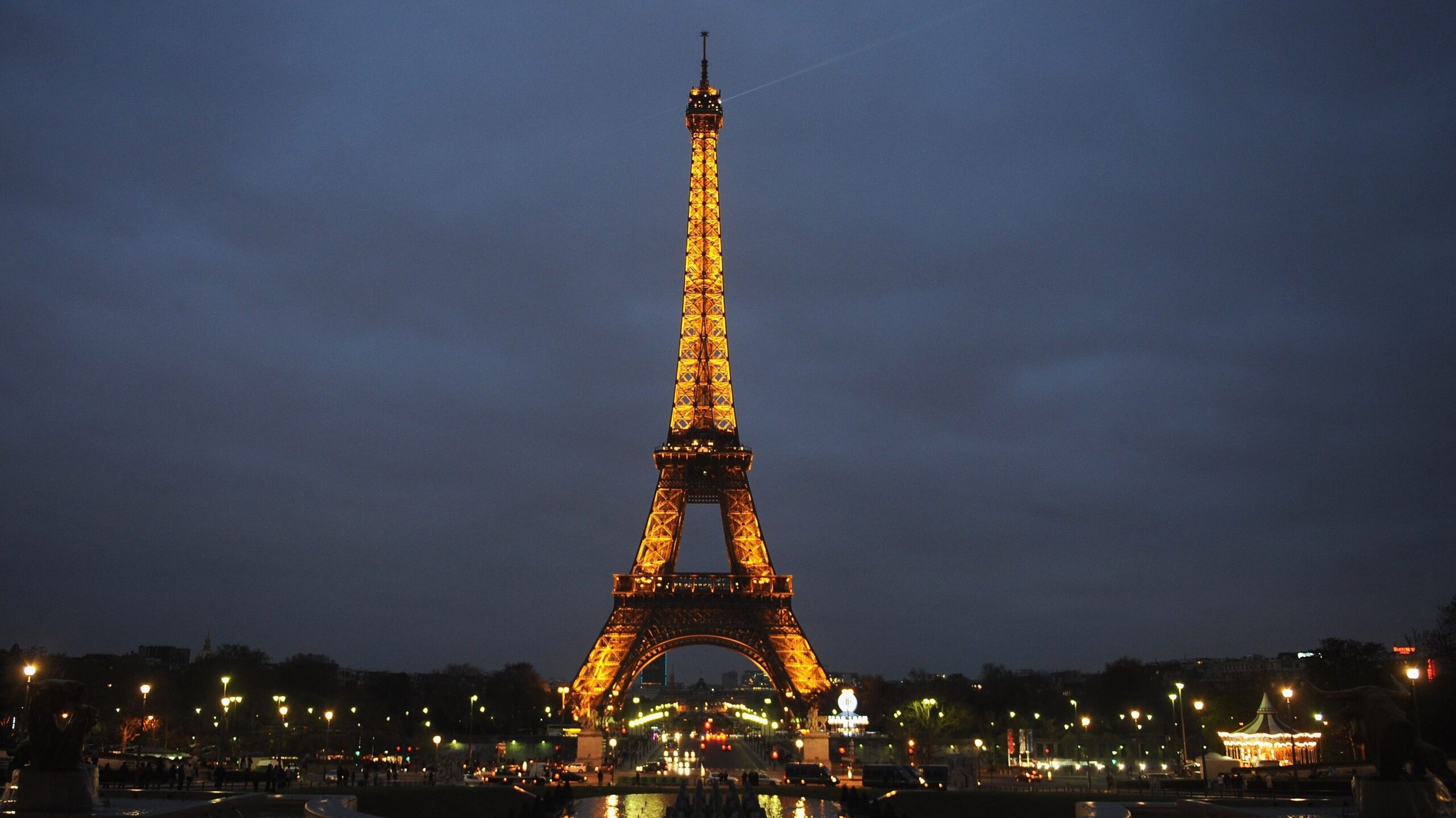 Rritet çmimi për turistët që duan të marrin ashensorin për në Kullën Eiffel!