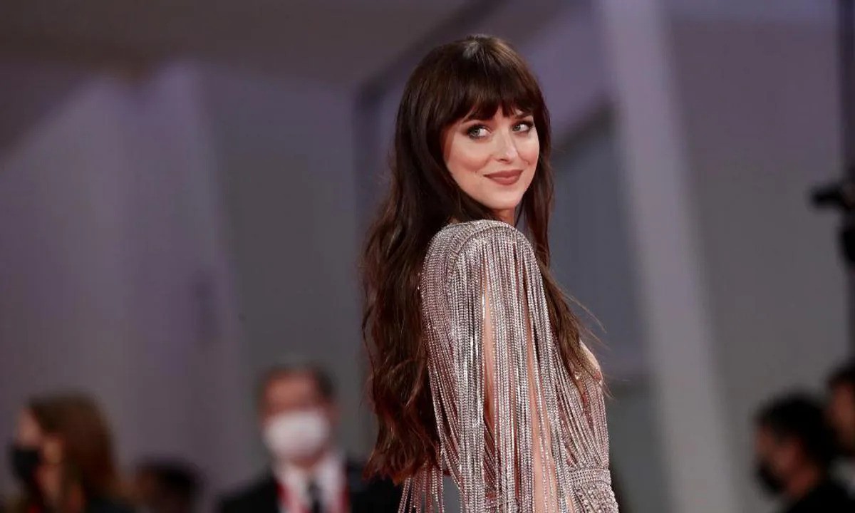 A është mire të flesh 14 orë si Dakota Johnson?