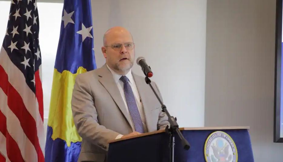 Ambasadori i SHBA në Prishtinë: Dialogu Kosovë-Serbi duhet të përfundojë me njohje!