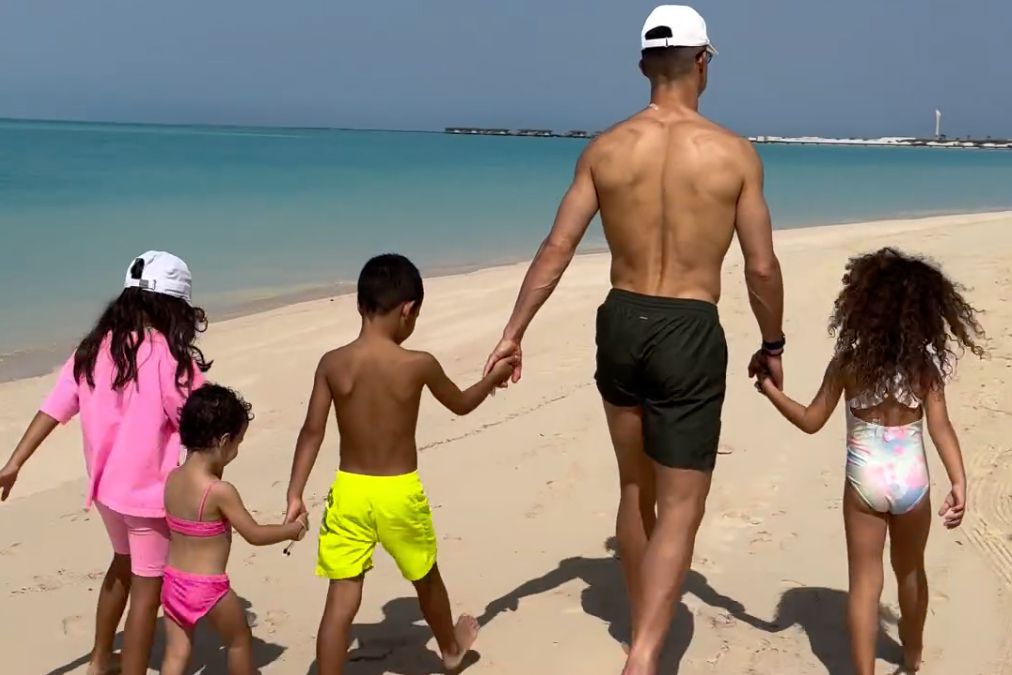 Cristiano Ronaldo ‘i harron të gjitha’ dhe shfaqet në plazh me familjen!