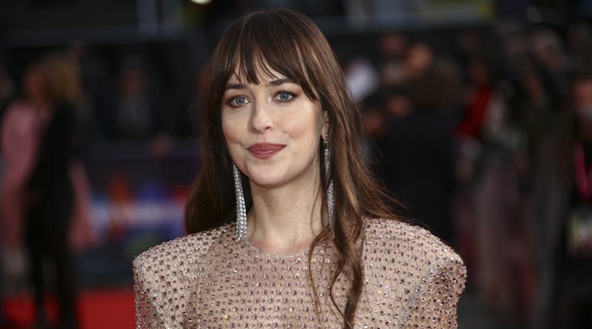 Dakota Johnson kalon momentin e sikletshëm, era e fortë i hap fustanin dhe i ekspozon…