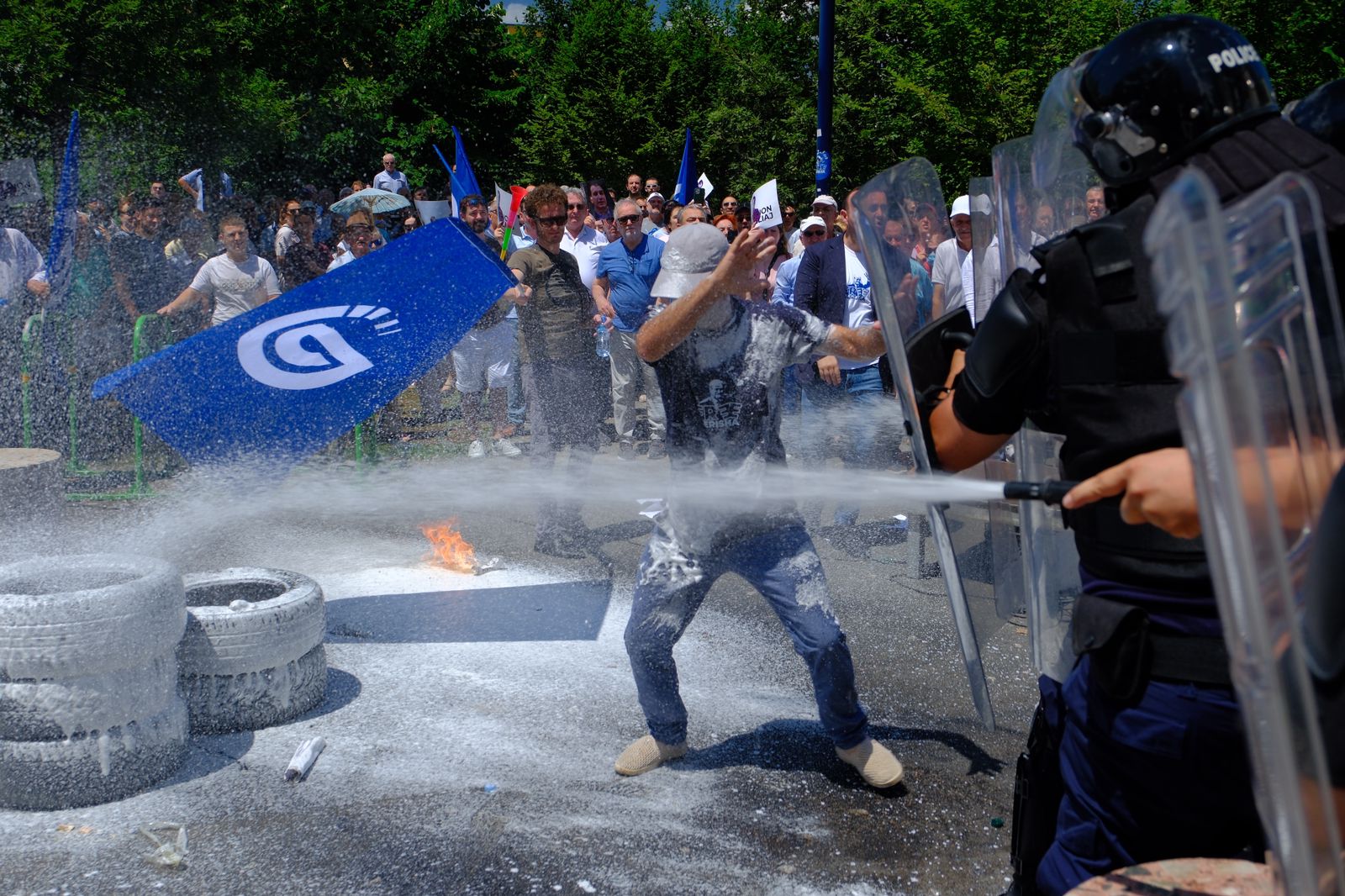 Dhunë dhe zjarr, opozita përsërit skenarin e dhunës para Bashkisë Tiranë!