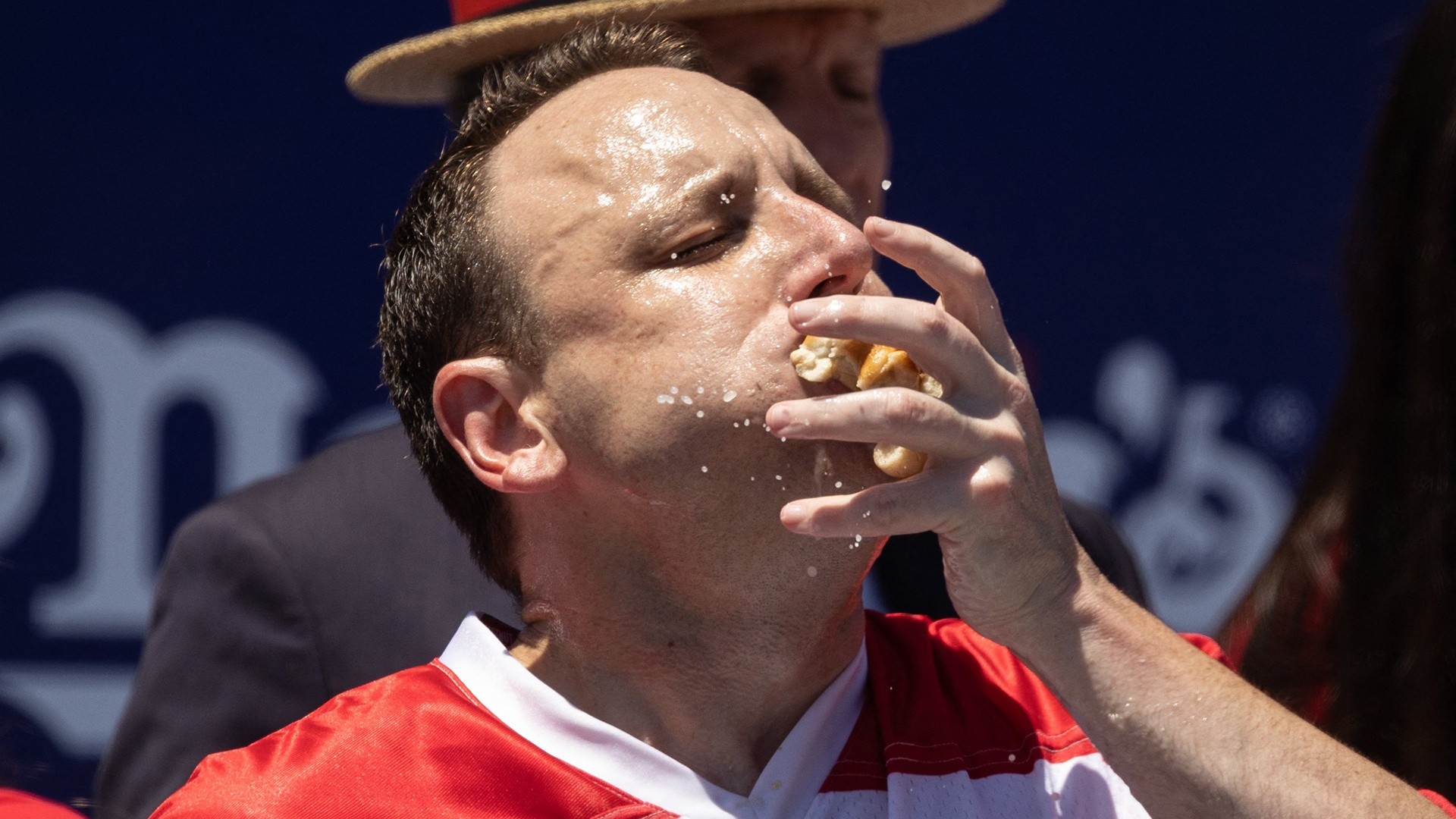 Dikur kampion i ngrënies së hot-dog-ëve, Joey Chestnut përjashtohet nga kompeticioni!