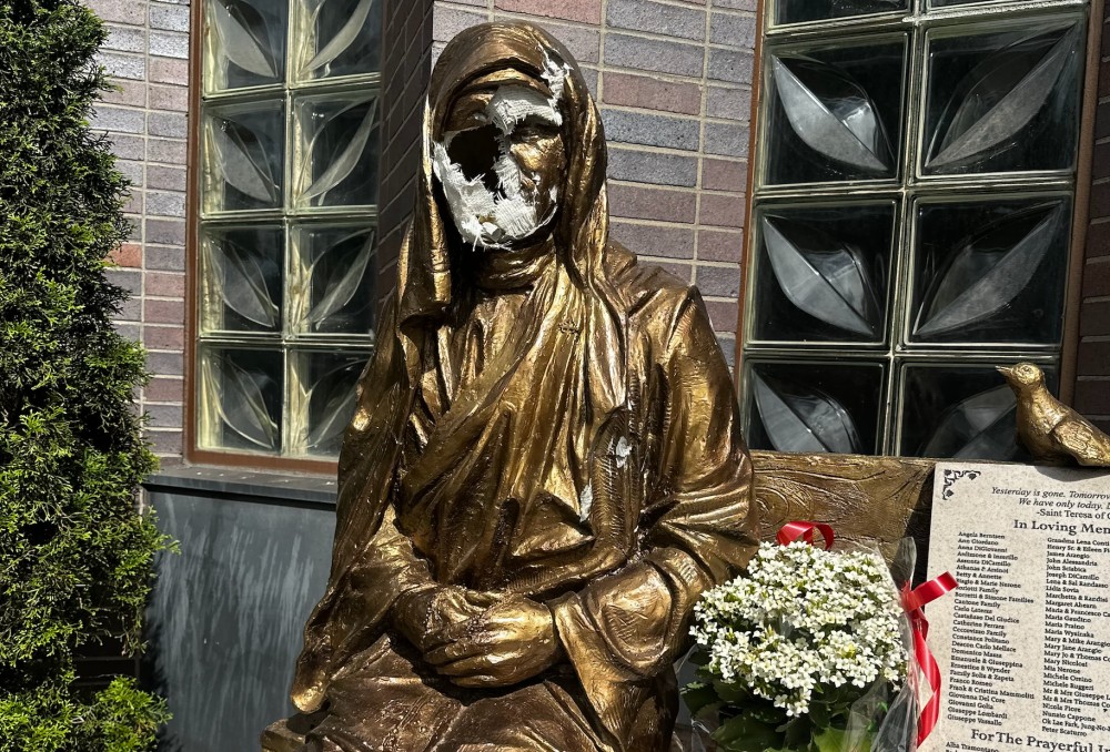 E paprecedentë, thyhen me çekiç statuja e Papës dhe Nënë Terezës në New York!