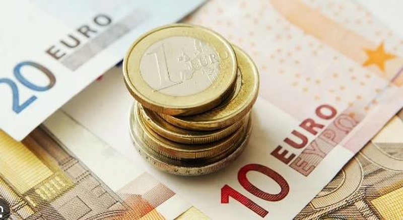 Euro zbret poshtë 100 lekëve, eksperti i njohur ‘zbërthen’ shkaqet e zhvlerësimit të monedhës europiane