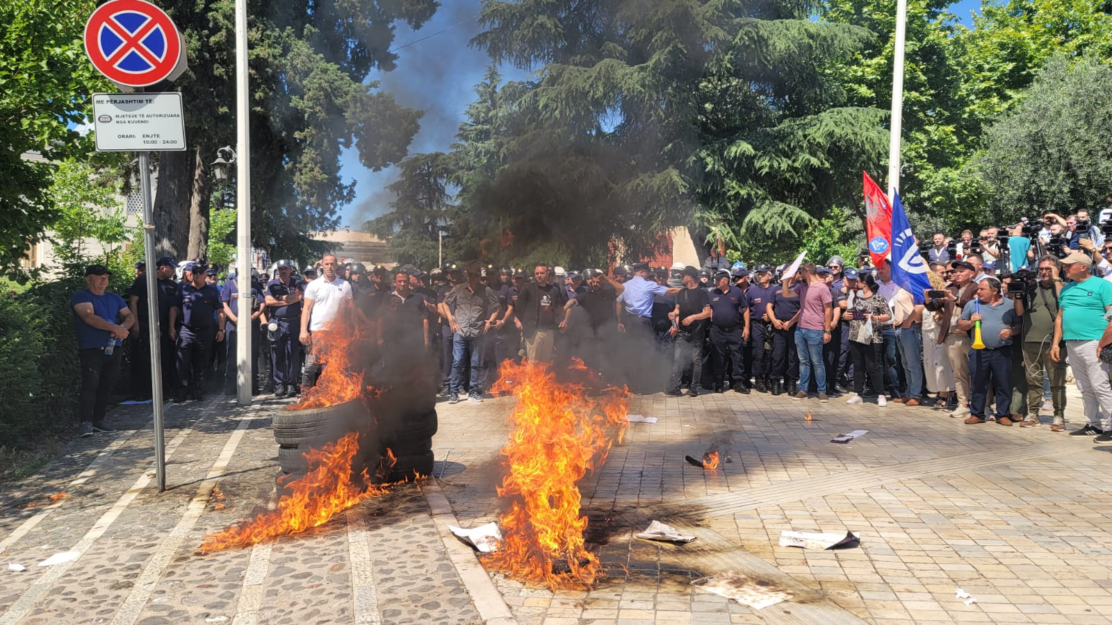 Flakë dhe tym në protestën e Rithemelimit para Kuvendit!