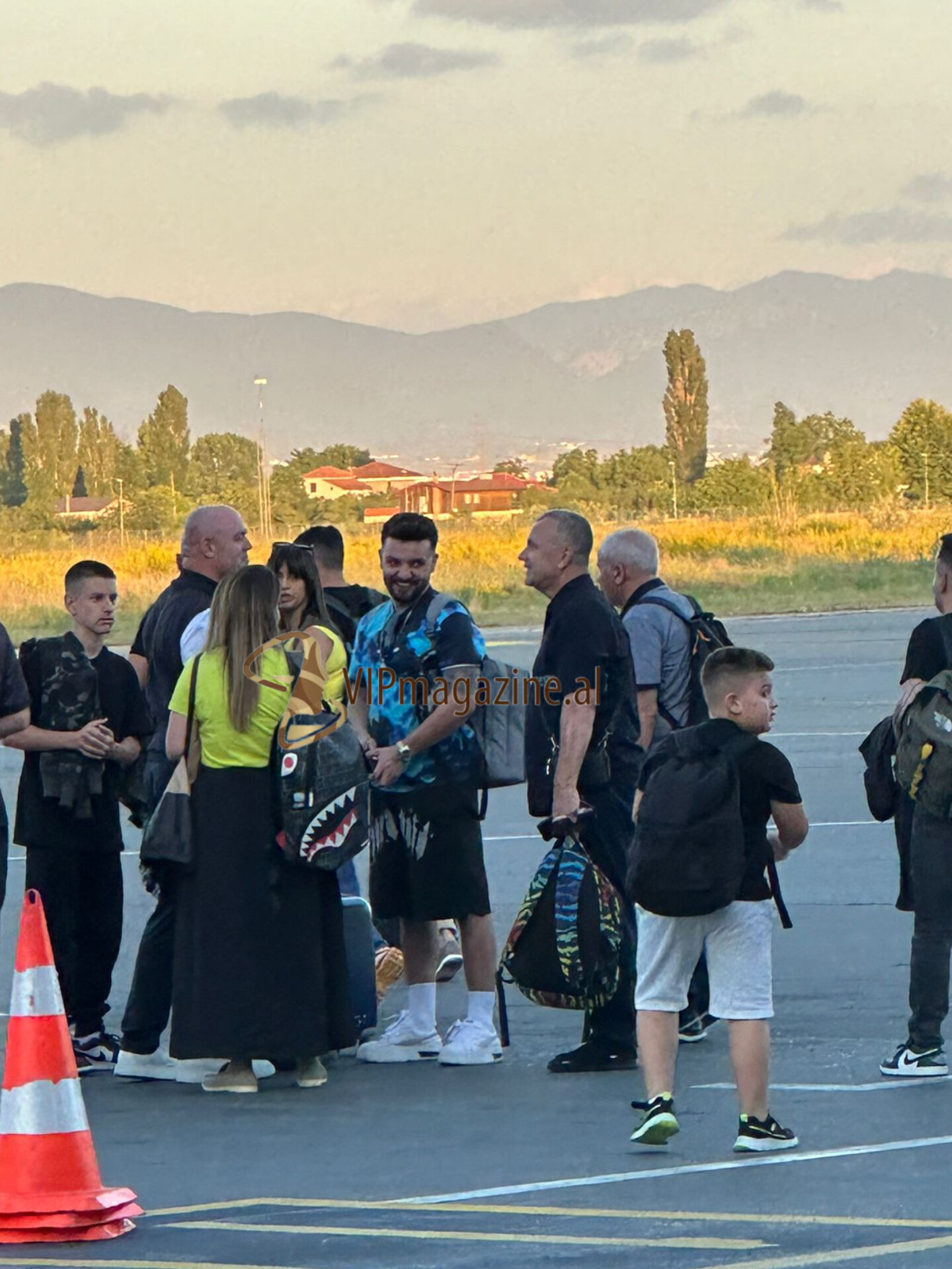 FOTO/ Olsi Bylyku drejt Gjermanisë për të mbështetur kombëtaren, ja kush e shoqëron