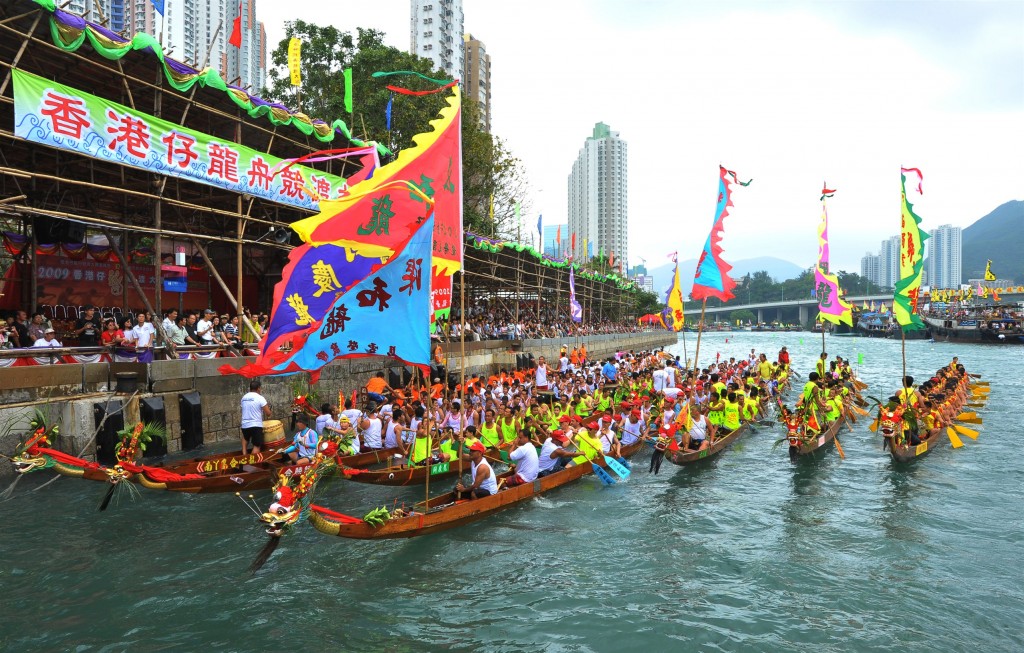 Hong Kong-u nis festivalin e Barkave të Dragoit, me garat e zhurmshme të daulleve!