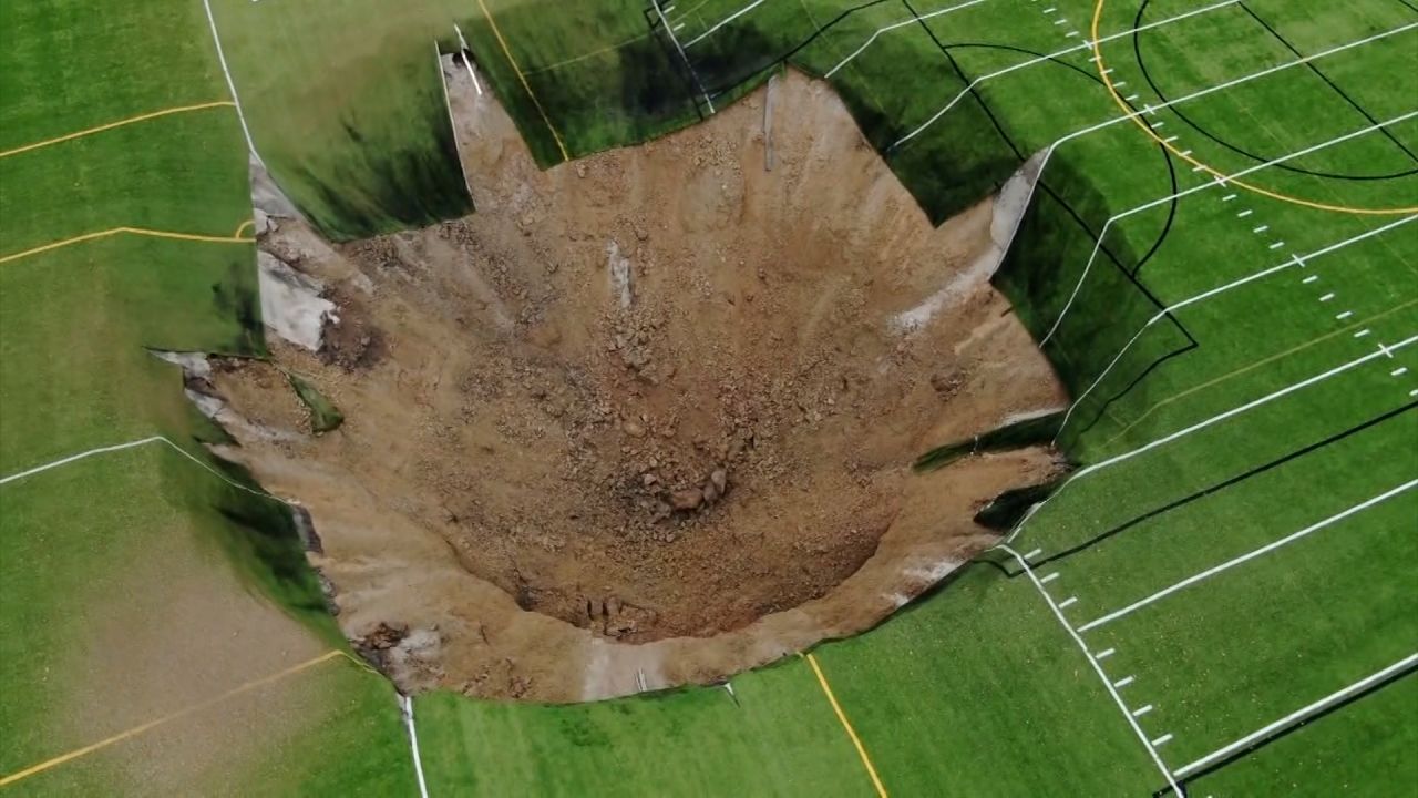 Horror, një gropë e madhe 100 metra e thellë hapet në mes të fushës së futbollit!