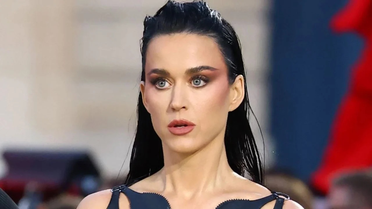 Katy Perry shfaqet pothuajse nudo, fustani i tregon…