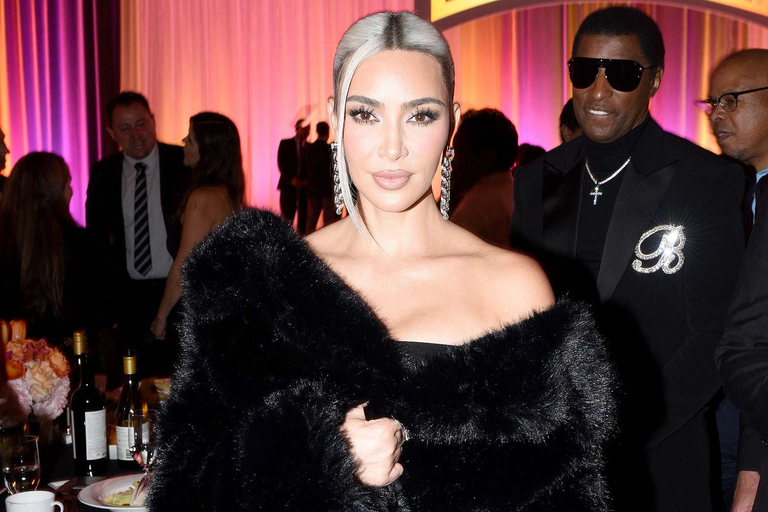 Kim Kardashian zbulon se çfarë mban në çantën e saj të vogël e cila kushton 37 mijë dollarë!