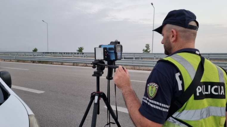 KLSH audit tek Policia: Shtoni fotografinë në shkeljet rrugore. Policët i blejnë vetë mjetet e punës!