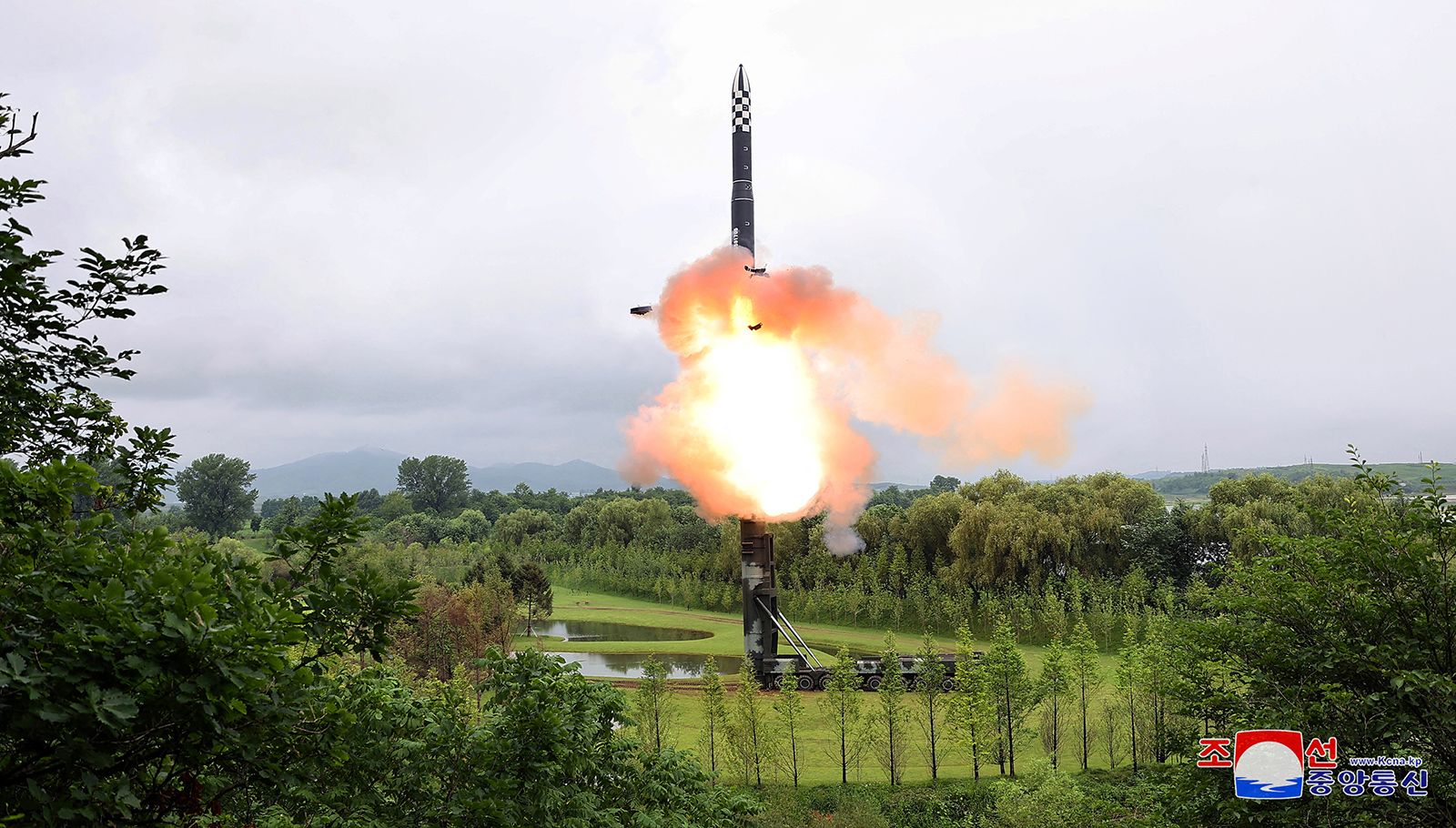 Koreja e Veriut pretendon se ka testuar suksesshëm një raketë me koka bërthamore!