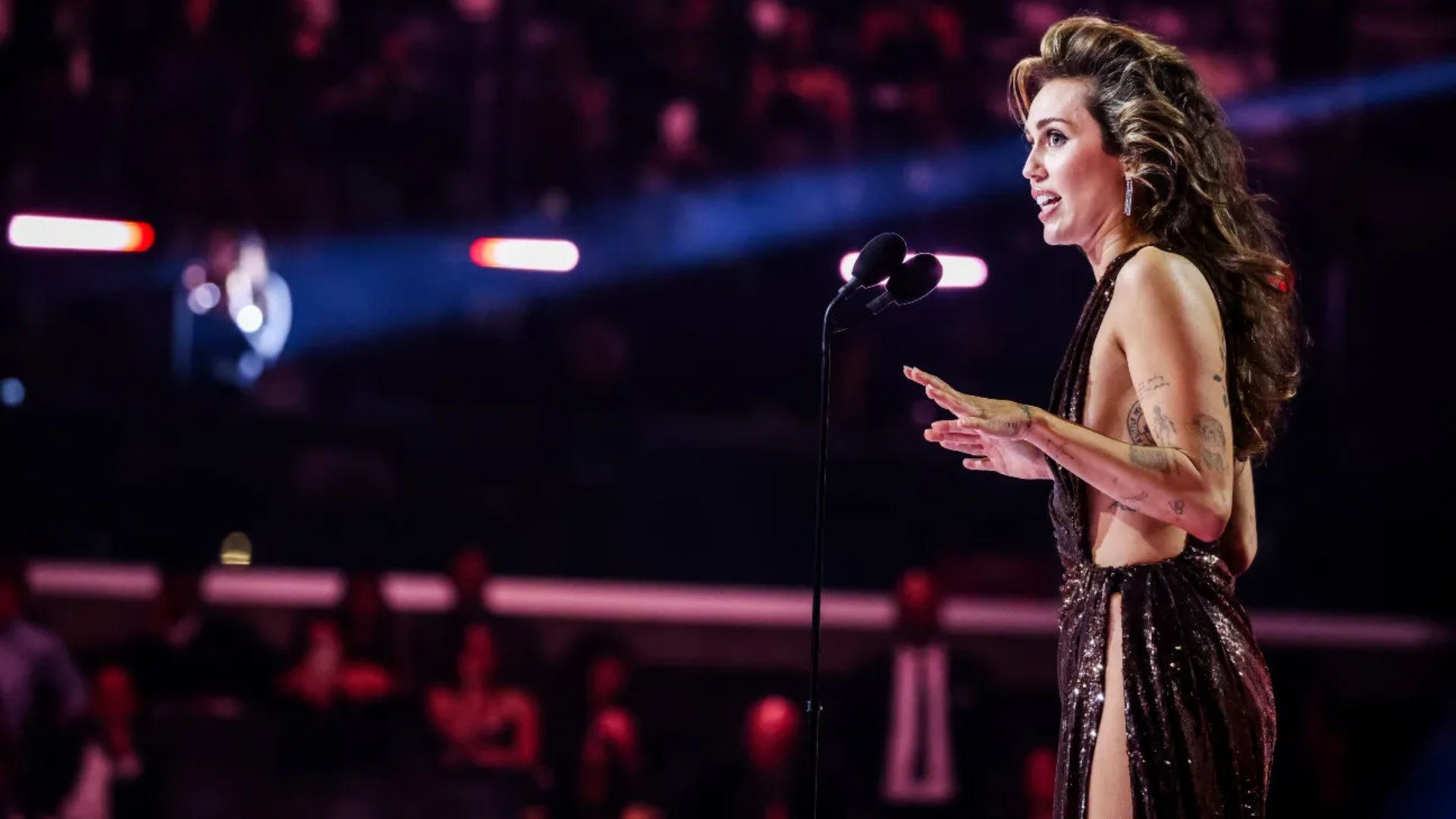 “Ku dreqin isha unë…”/Katër muaj pasi fitoi çmimin e parë Miley Cyrus reagon ashpër ndaj Grammy Awards!