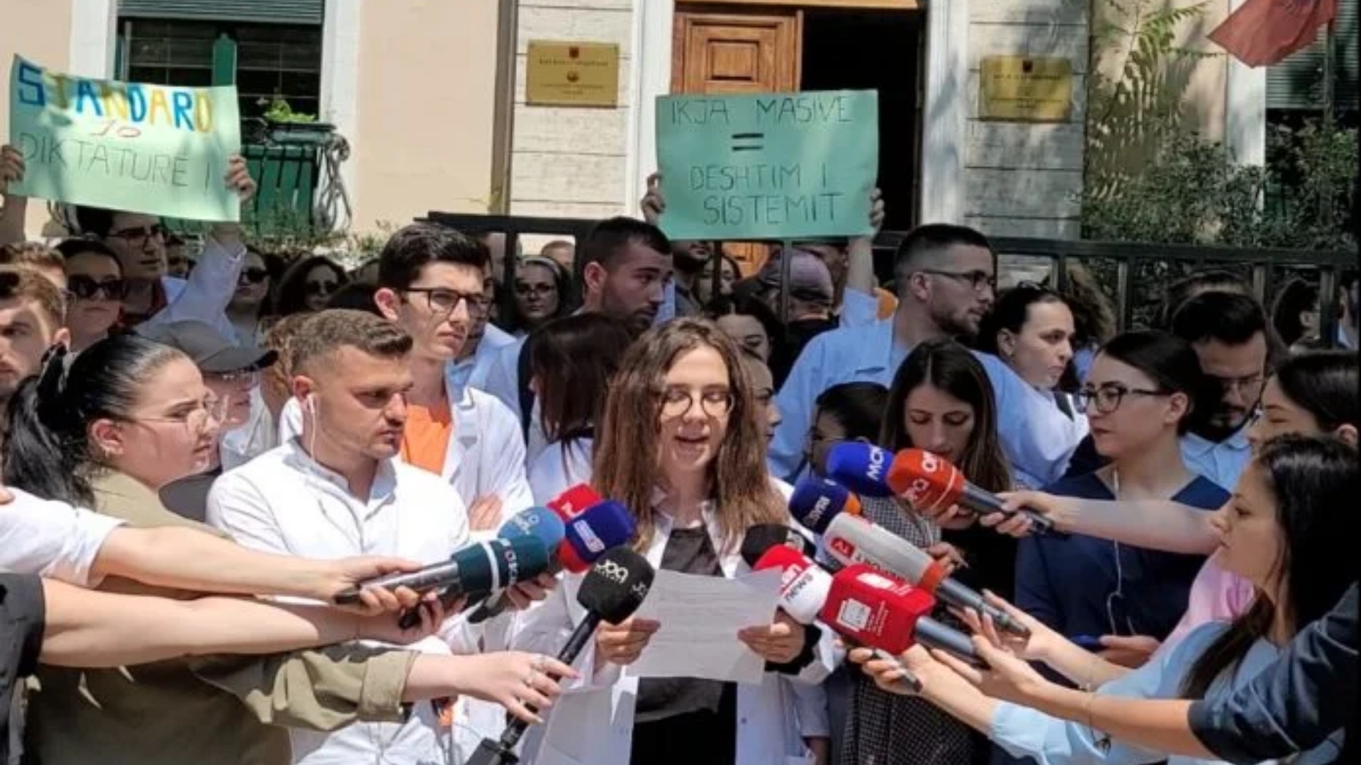 Kundër ligjit për të qëndruar disa vite në Shqipëri, studentët e mjekësisë dorëzojnë ‘padi’ në GJEDNJ!