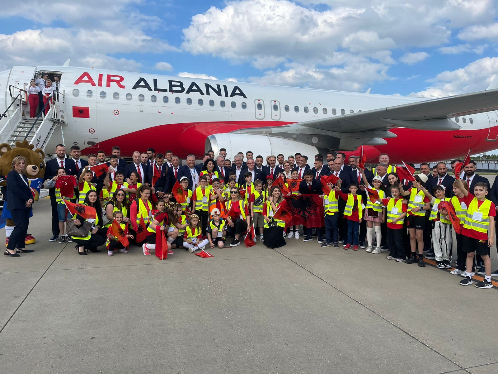 Kuqezinjtë mbërrijnë në Dortmund, priten me entuziazëm në aeroport! (VIDEO)