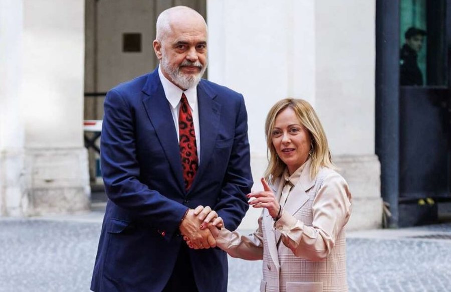“Le t’i japim një përqafim Ramës”/ Giorgia Meloni falenderon kryeministrin shqiptar në fjalimin e fushatës: U masakrua vetëm sepse ndihmoi Italinë!