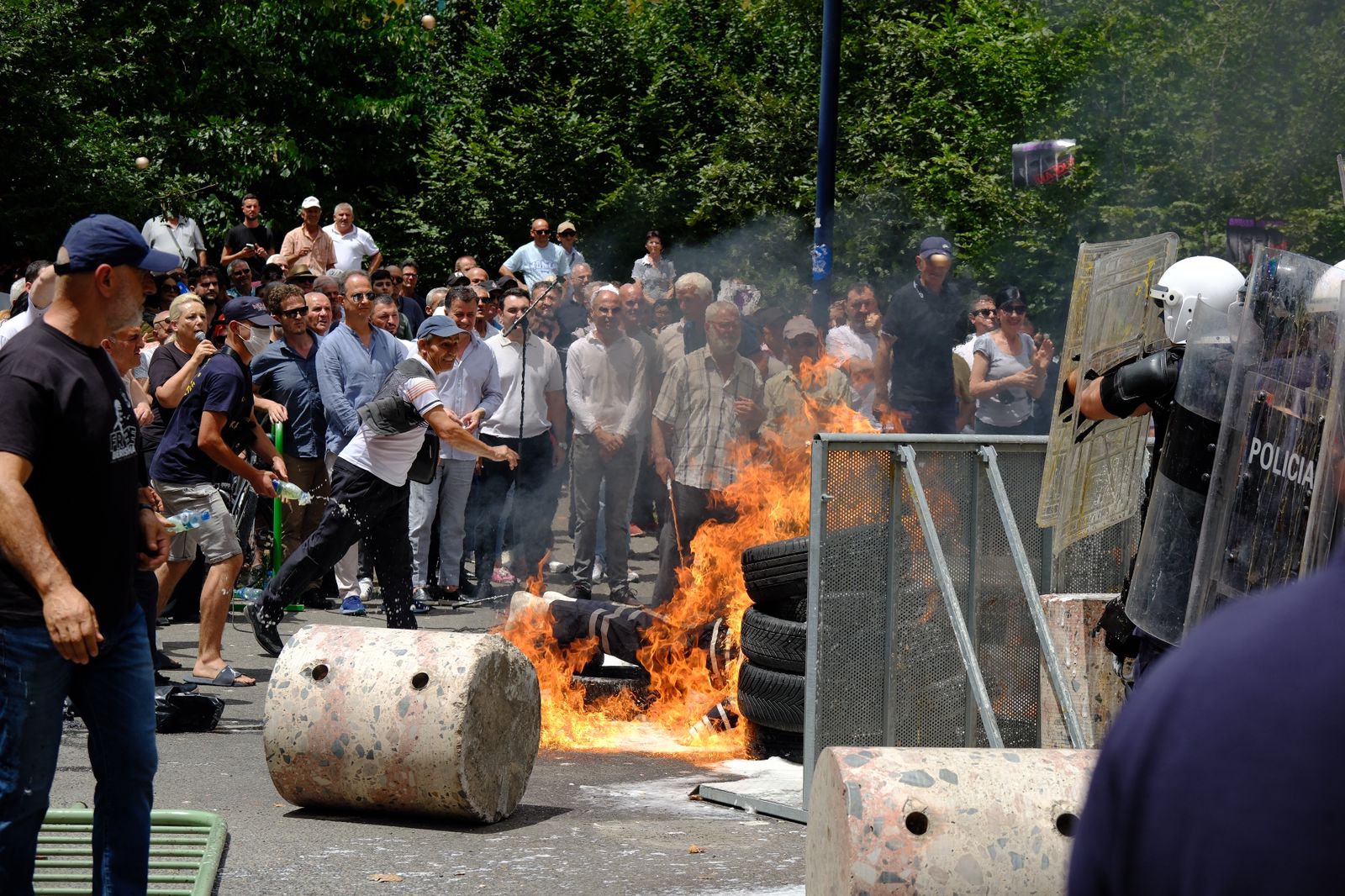 Mbyllet protesta te Bashkia Tiranë/Një efektiv i lënduar!