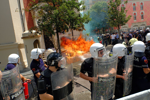 Molotov në protestën e 21 qershorit te Bashkia Tiranë, ndalohet 29 vjeçari!
