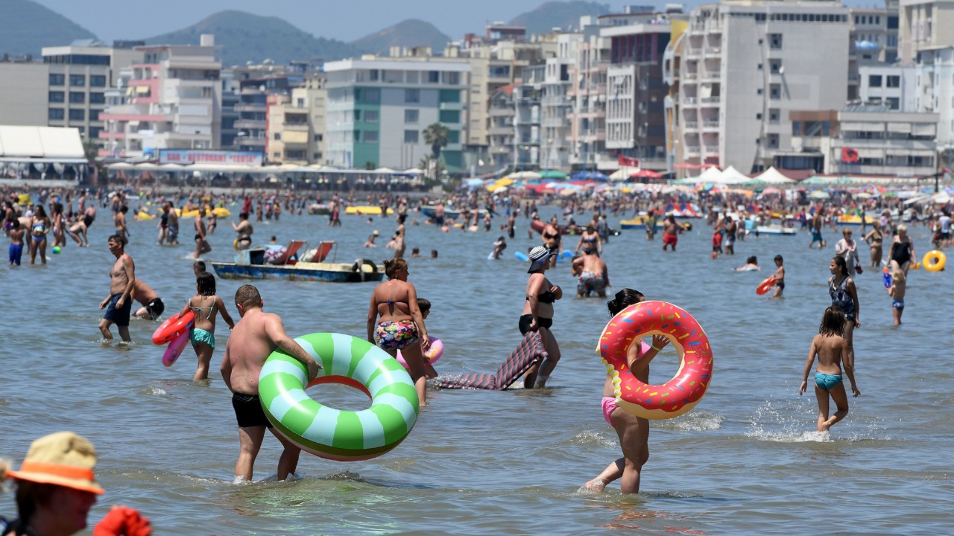 Në qendrat shëndetësore në plazhe turistët kërkojnë ndihmë mjekësore!