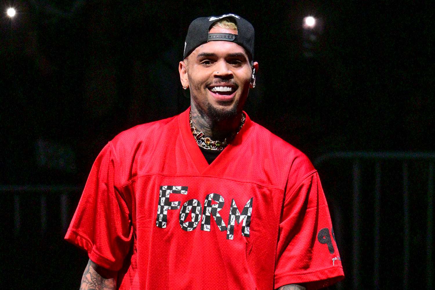 Ngec në litar në mes të performancës, videoja me reperin Chris Brown bëhet virale në rrjet!