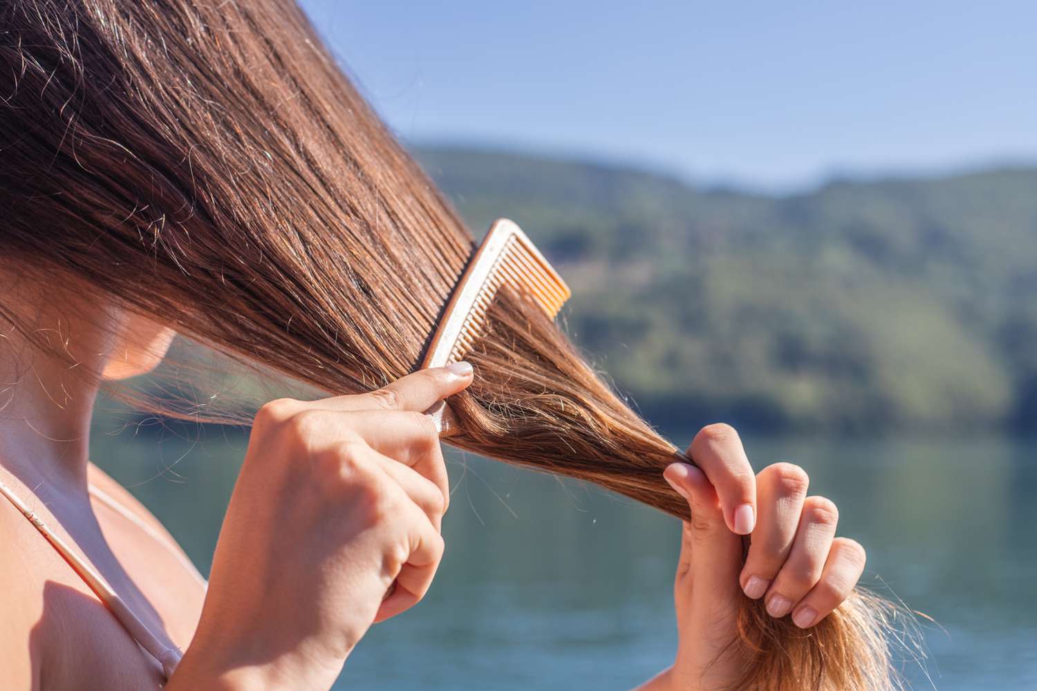 Një guidë me 3 hapa për të mbrojtur flokët në sezonin veror!