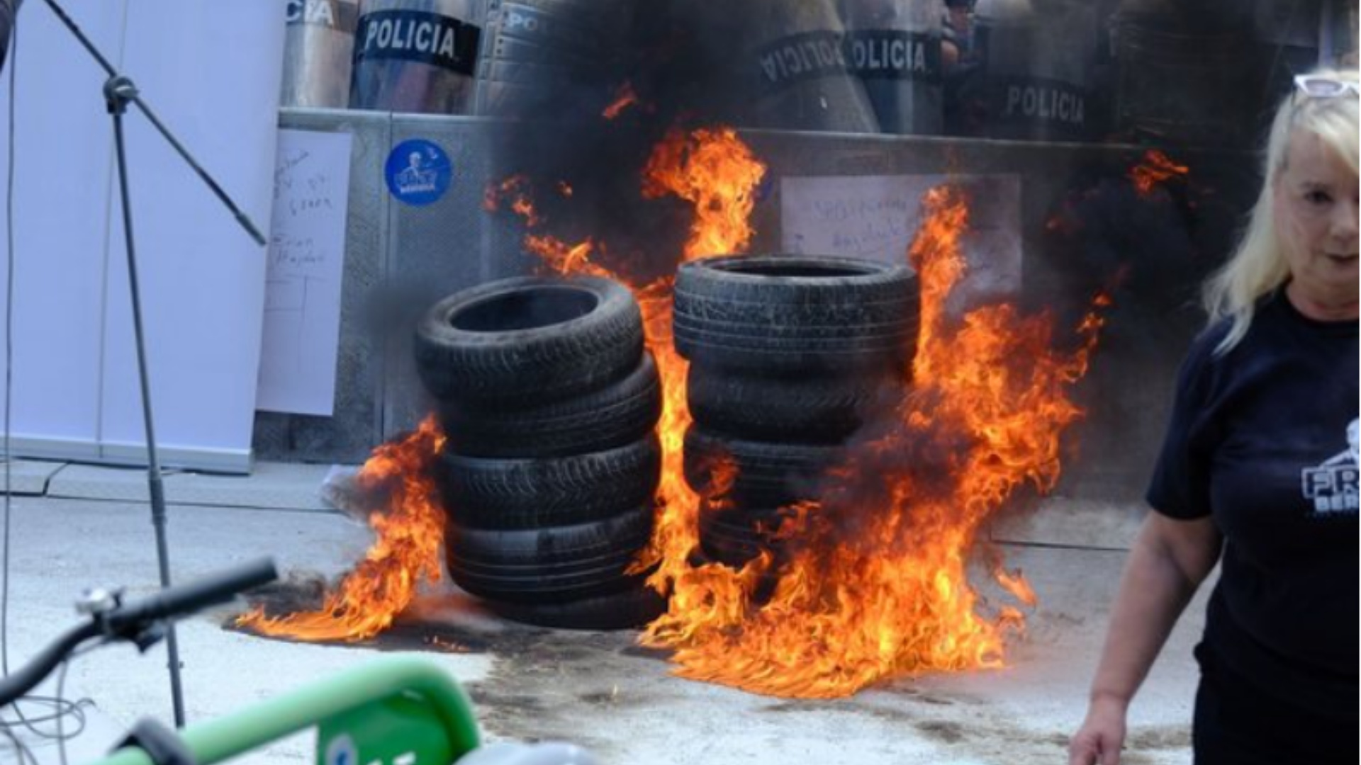 “O bandit, të të vijë turp…”- Tensione dhe dhunë gjatë tubimit të opozitës para bashkisë së Tiranës!