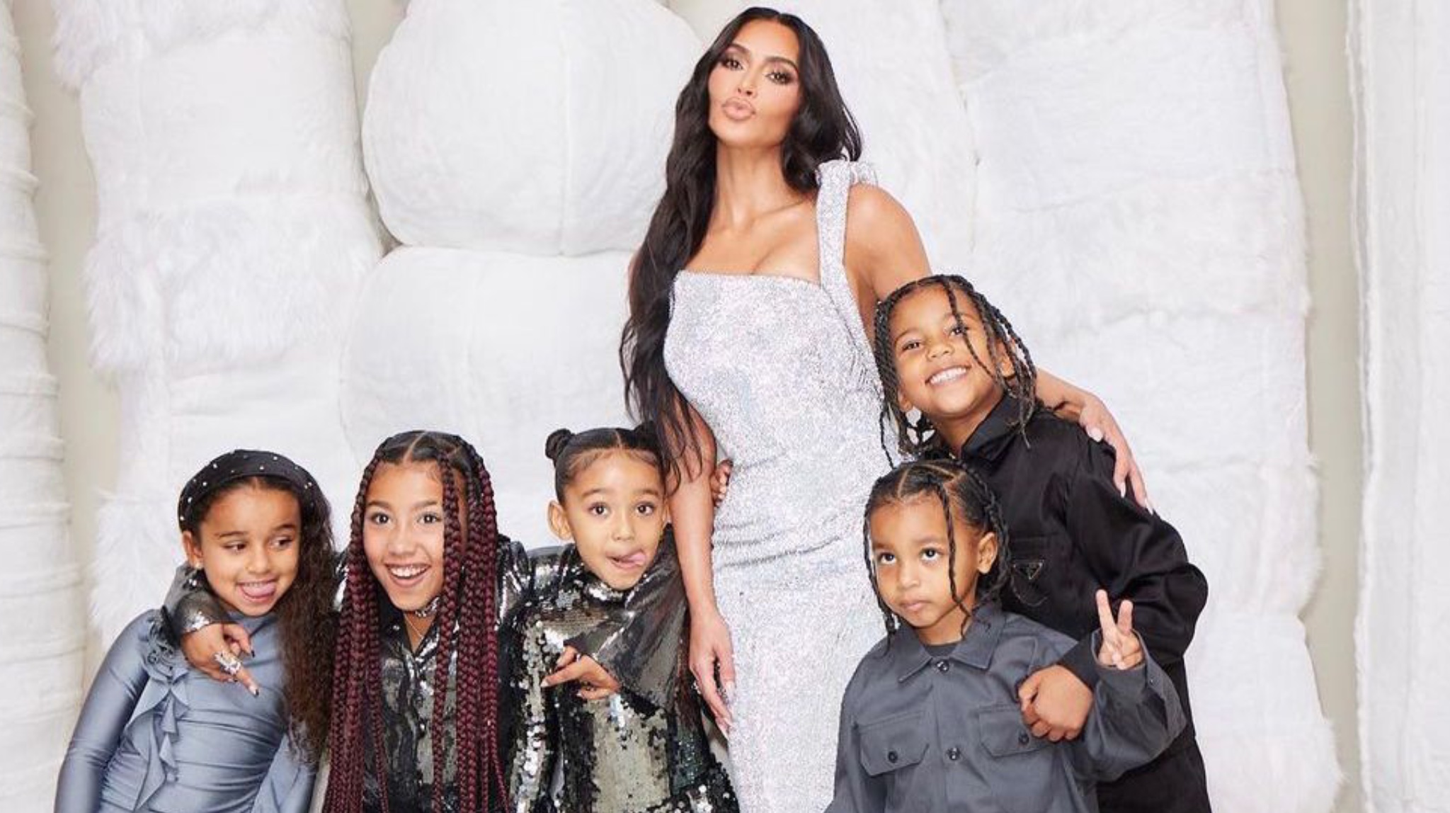 Po i rrit e vetme fëmijët e saj, Kim Kardashian e “dërrmuar” psikologjikisht: “Mu sos durimi…”!