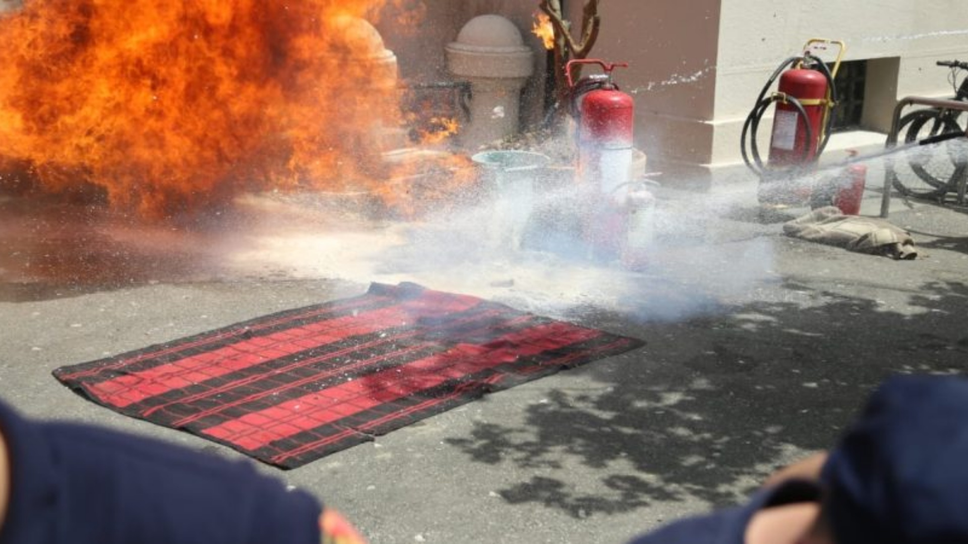 Protesta e opozitës nis me hedhje molotovi. Policia rrethon bashkinë e Tiranës, mungon gardhi metalik (FOTO)