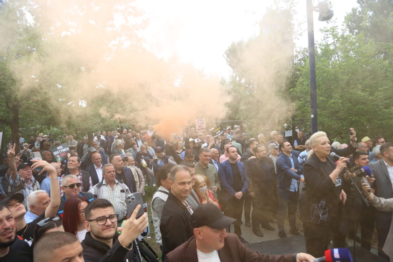 Protesta e opozitës te Bashkia Tiranë, policia thirrje qytetarëve të distancohen nga dhuna!