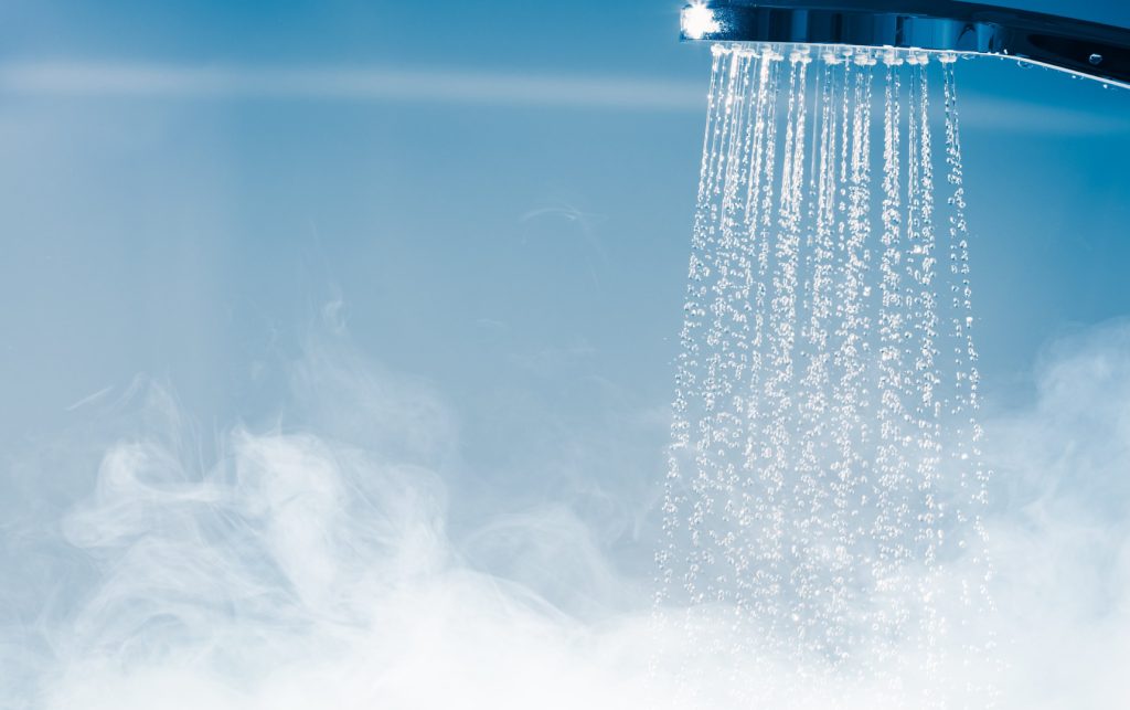 Pse duhet të bëni dush me ujë të ngrohtë? Ja çfarë ndikimi ka për zemrën