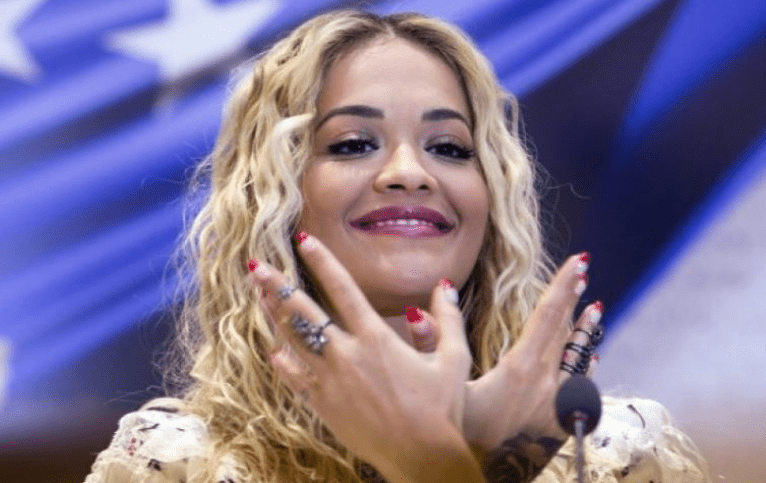 Rita Ora dhe moderatori flasin shqip gjatë emisionit në Skoci!