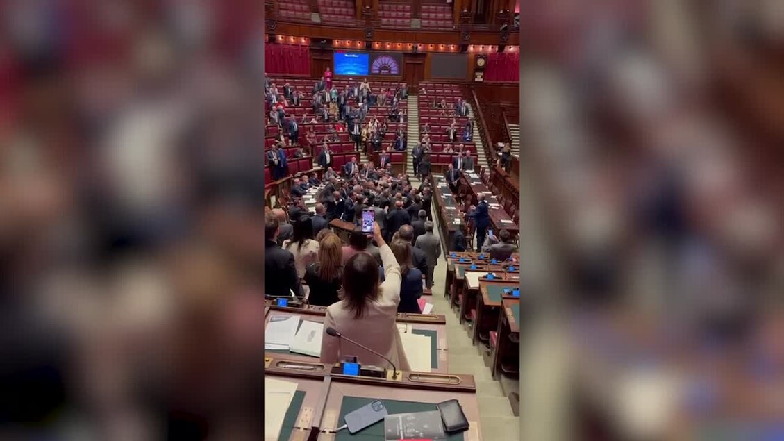 Sherr masiv me grushte mes deputetëve italianë, video bën xhiron e rrjetit! (VIDEO)